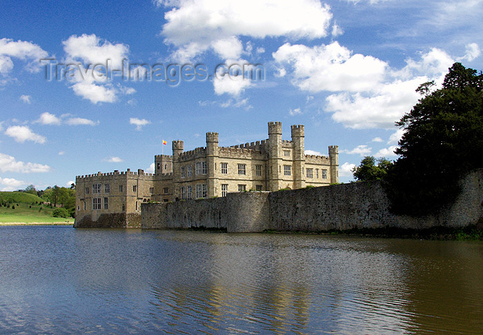 england123: Leeds Castle, Kent, South East, England (UK): by the moat - photo by K.White - (c) Travel-Images.com - Stock Photography agency - Image Bank