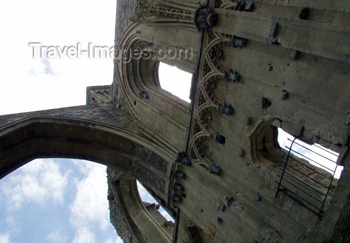 england127: England - Glastonbury Abbey (Somerset): sky (photo by Kevin White) - (c) Travel-Images.com - Stock Photography agency - Image Bank