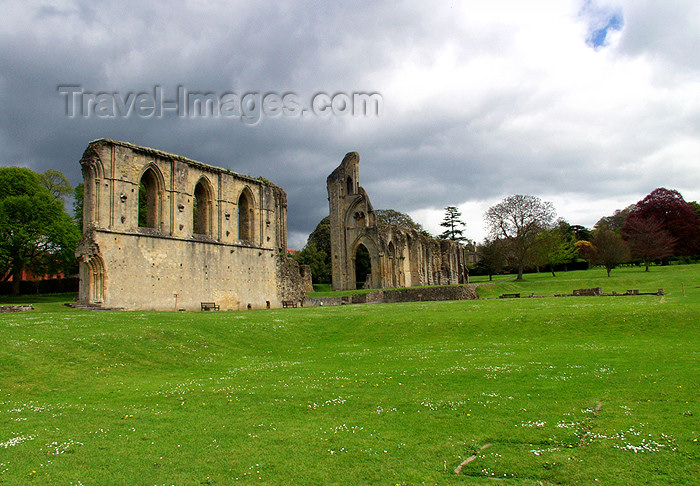 england128: England - Glastonbury Abbey  (Somerset): the ruins (photo by Kevin White) - (c) Travel-Images.com - Stock Photography agency - Image Bank