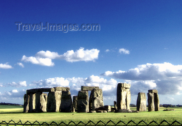 england129: Stonehenge (Wiltshire): over the fence - photo by K.White - (c) Travel-Images.com - Stock Photography agency - Image Bank