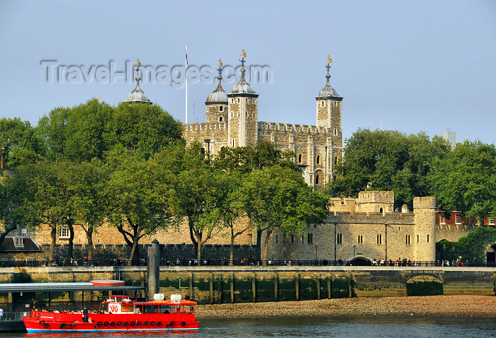 england155: London: Tower of London seen from across the Thames river - photo by  M.Torres - (c) Travel-Images.com - Stock Photography agency - Image Bank