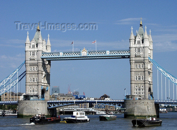 england164: London: Tower bridge - river traffic - Thames - photo by K.White - (c) Travel-Images.com - Stock Photography agency - Image Bank