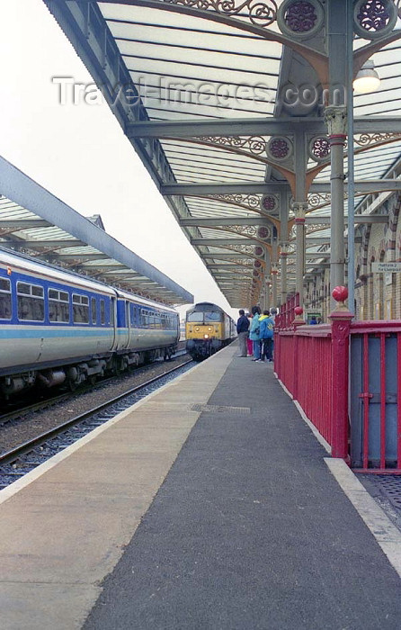 england193: Warrington, Cheshire, England, UK: trains at the Central Station - photo by D.Jackson - (c) Travel-Images.com - Stock Photography agency - Image Bank
