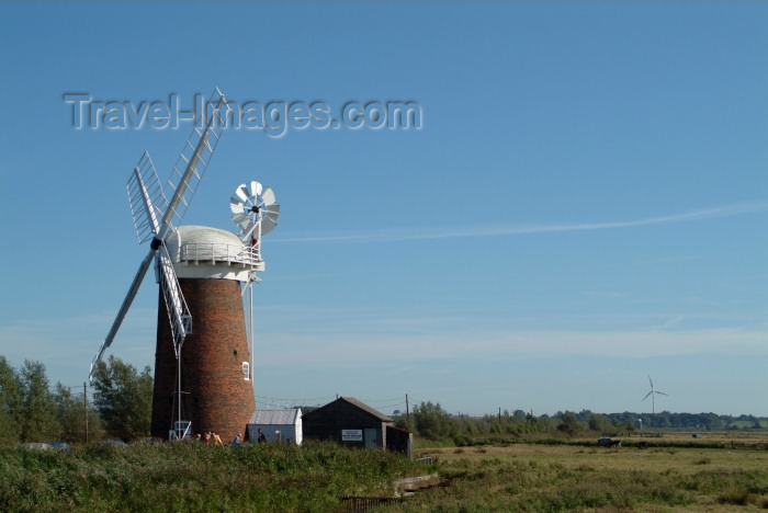 england210: Horsey broad: Horsey Mill - fine example of the windmills and windpumps once numerous in the Broadland - photo by K.White - (c) Travel-Images.com - Stock Photography agency - Image Bank