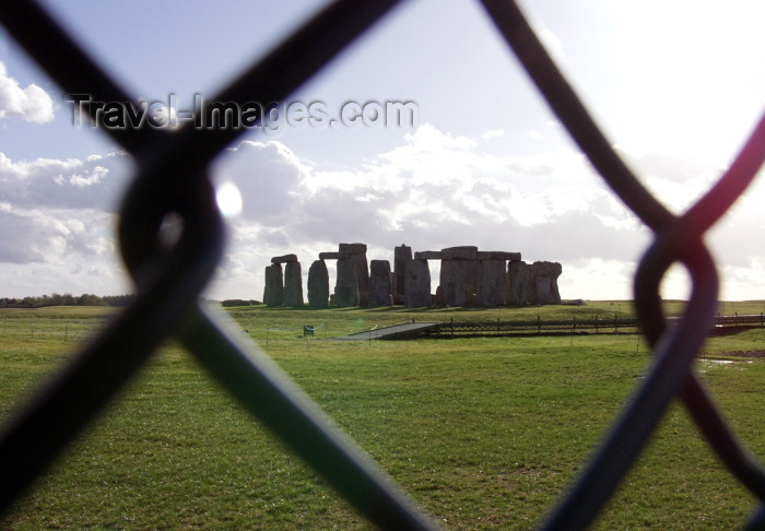 england232: Stonehenge (Wiltshire):  through the fence (photo by Kevin White) - (c) Travel-Images.com - Stock Photography agency - Image Bank