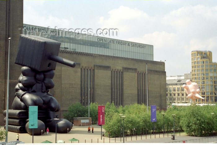 england250: London: Paul McCarthy’s Blockhead outside Tate Modern - Museum - Bankside, Southwark - photo by M.Bergsma - (c) Travel-Images.com - Stock Photography agency - Image Bank