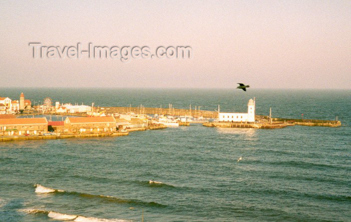 england26: Scarborough, North Yorkshire, England: over the North Sea - lighthouse - photo by Miguel Torres - (c) Travel-Images.com - Stock Photography agency - Image Bank