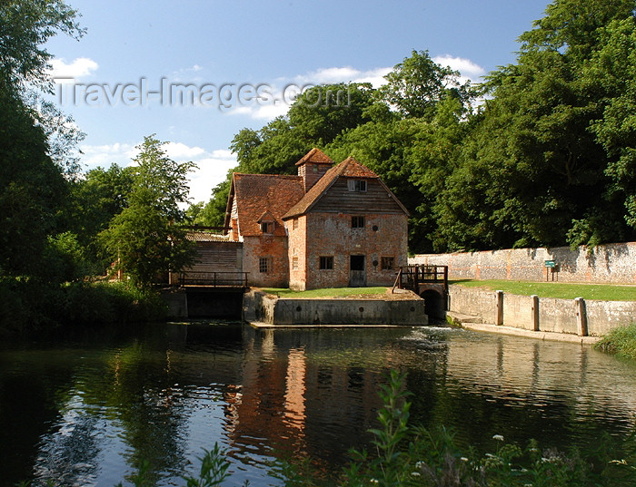 england275: Mapledurham, Oxfordshire, South East England, UK: watermill - Mapledurham Estate - built at the time of the Spanish Armada - photo by T.Marshall - (c) Travel-Images.com - Stock Photography agency - Image Bank