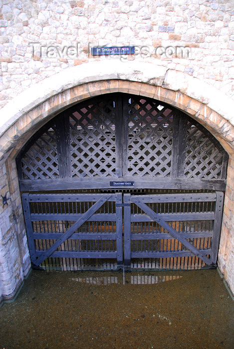 england327: England - London: tower of London - Traitors' gate - Saint Thomas tower - photo by  M.Torres - (c) Travel-Images.com - Stock Photography agency - Image Bank