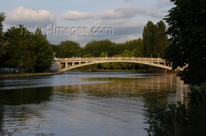 england350: England (UK) - Reading - Berkshire: Bridge and the Thames - photo by T.Marshall - (c) Travel-Images.com - Stock Photography agency - Image Bank