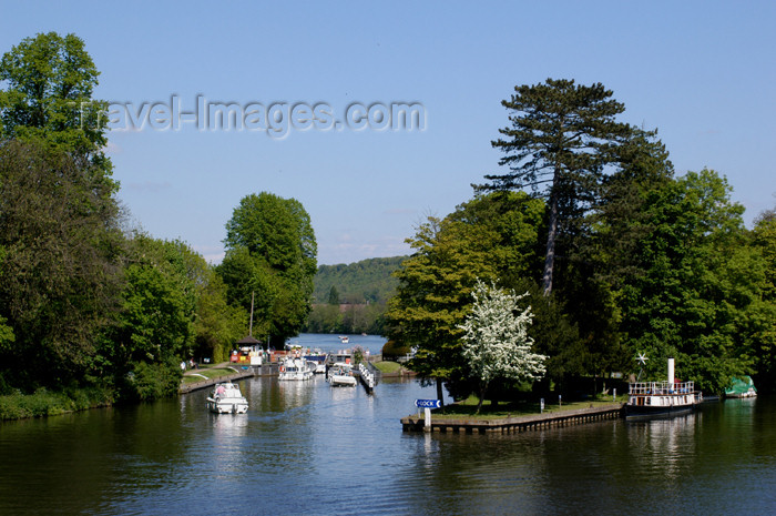 england351: Marlow, Buckinghamshire, South East England, UK:- River Thames - Temple Lock - photo by T.Marshall - (c) Travel-Images.com - Stock Photography agency - Image Bank