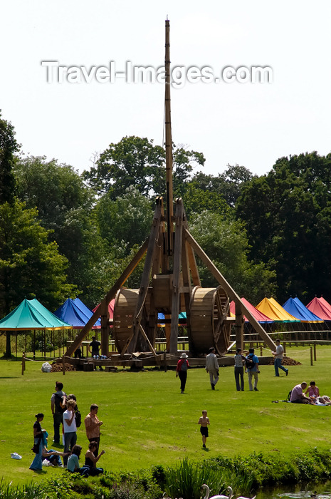 england384: Warwick, Warwickshire, West Midlands, England: castle - Warwick castle - Trebuchet catapult -  a medieval siege engine, employed either to batter masonry or to throw projectiles over walls - photo by F.Hoskin - (c) Travel-Images.com - Stock Photography agency - Image Bank