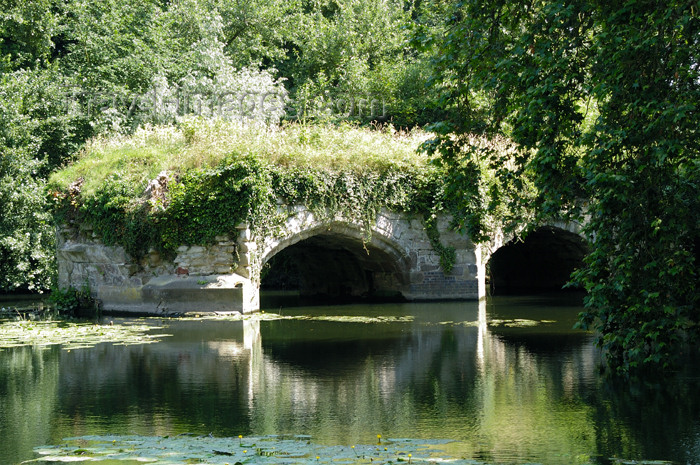 england388: Warwick, Warwickshire, West Midlands, England: castle - river Avon - bridge ruins - photo by F.Hoskin - (c) Travel-Images.com - Stock Photography agency - Image Bank