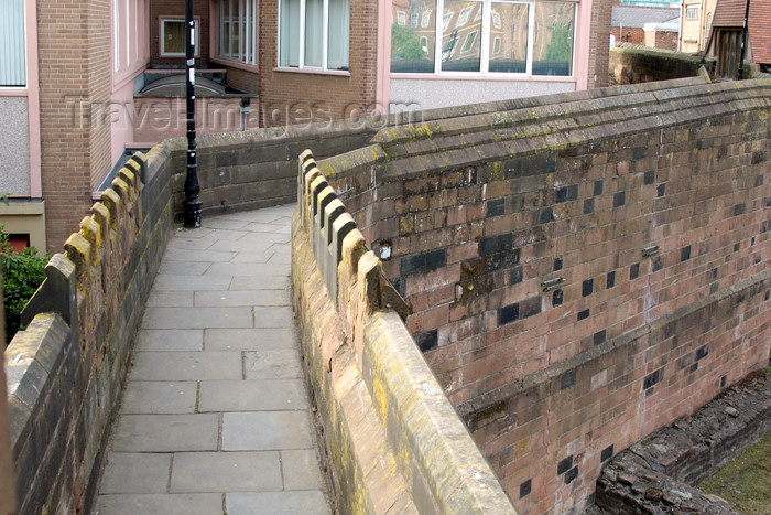 england392: Chester (Cheshire): walking on the wall - photo by C.McEachern - (c) Travel-Images.com - Stock Photography agency - Image Bank
