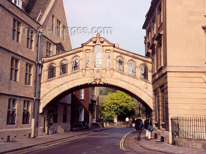 england4: Oxford / OXF, Oxfordshire, South East England, UK: Hertford Bridge, aka 'Bridge of Sighs', after the Venetian bridge, but resembling the Rialto Bridge - designed by Sir Thomas Jackson - links together the Old and New Quadrangles of Hertford College - New College Lane - photo by M.Torres - (c) Travel-Images.com - Stock Photography agency - Image Bank