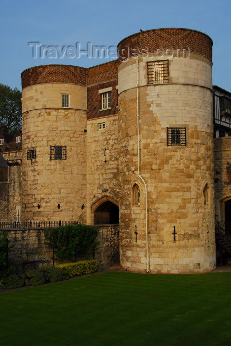 england456: London: Tower of London - Byward Tower - photo by M.Torres - (c) Travel-Images.com - Stock Photography agency - Image Bank