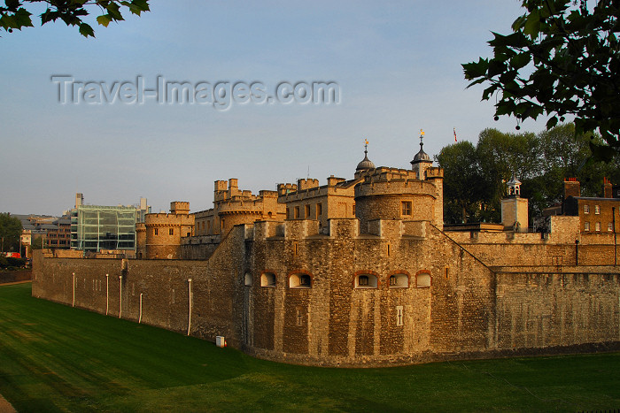 england457: London: Tower of London -  - the Battlements and the moat - UNESCO World Heritage Site - photo by M.Torres - (c) Travel-Images.com - Stock Photography agency - Image Bank