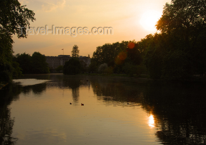 england474: London: St James park - pond and Buckingham palace - photo by Miguel Torres - (c) Travel-Images.com - Stock Photography agency - Image Bank