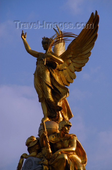 england484: London: angel of Victory at Queen Victoria Memorial, Queen's Gardens, in front of Buckingham palace - sculptor Sir Thomas Brock - photo by M.Torres / Travel-Images.com - (c) Travel-Images.com - Stock Photography agency - Image Bank