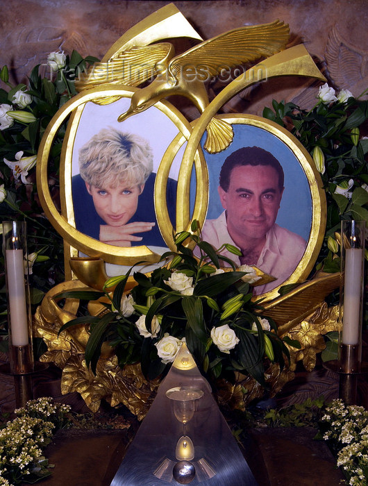 england496: London, United Kingdom
: Harrods shrine for Princess Diana & Dodi Fayed, Harrods department store - photo by B.Henry - (c) Travel-Images.com - Stock Photography agency - Image Bank