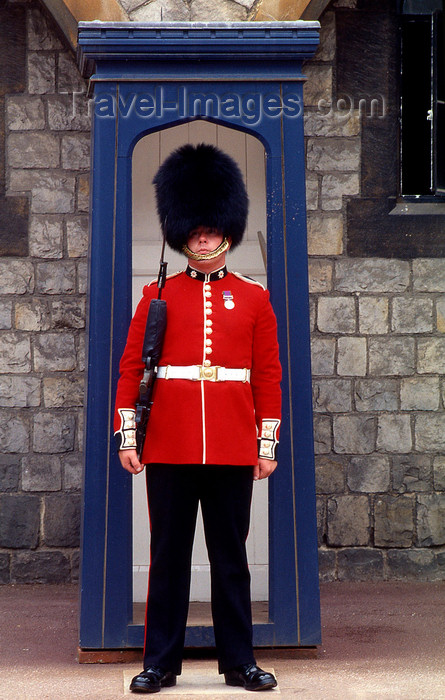 england499: London, United Kingdom: The royal guards - sentry box, Buckingham palace - photo by B.Henry - (c) Travel-Images.com - Stock Photography agency - Image Bank