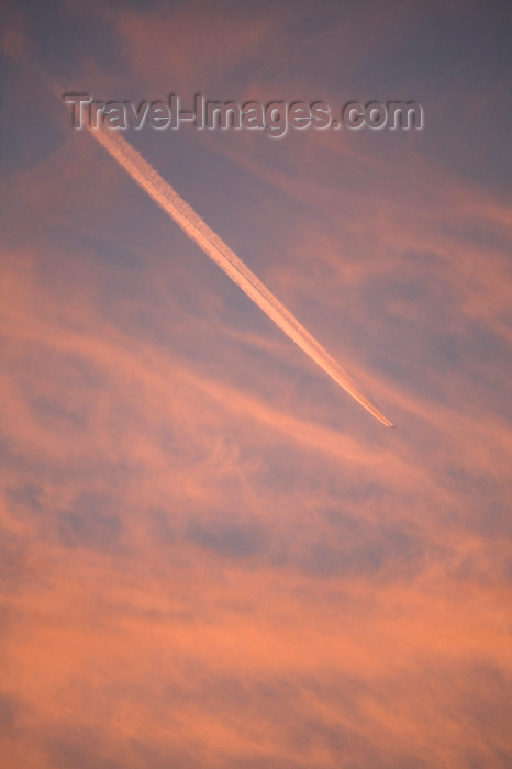 england572: Durdle door, Dorset, England: airplane trail in morning sky - photo by I.Middleton - (c) Travel-Images.com - Stock Photography agency - Image Bank