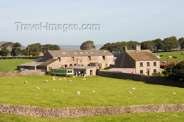 england597: Castleton area, Peak District, Derbyshire, England: and English farm - photo by I.Middleton - (c) Travel-Images.com - Stock Photography agency - Image Bank