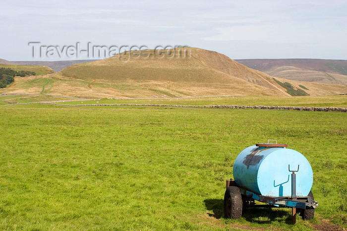 england599: Mam Tor peak, Peak District, Derbyshire, England: 517 m - aka 'Shivering Mountain' - Pennine Range - near Castleton - photo by I.Middleton - (c) Travel-Images.com - Stock Photography agency - Image Bank