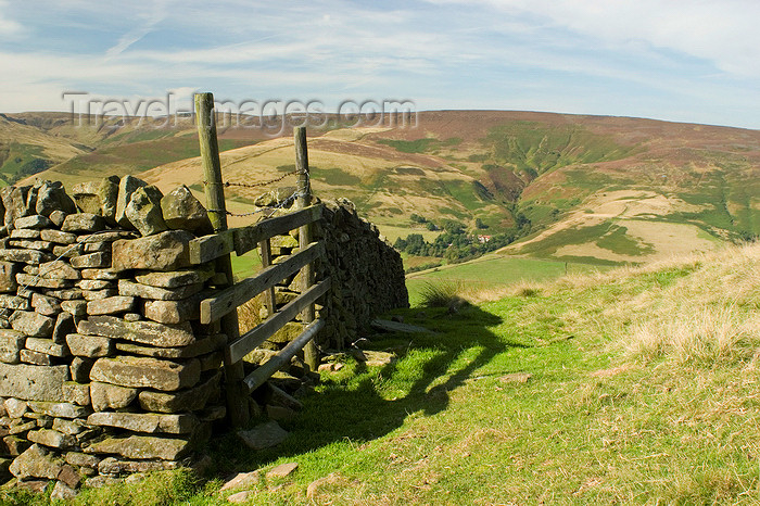 england609: Peak District, Derbyshire, England: close gate - near Castleton - photo by I.Middleton - (c) Travel-Images.com - Stock Photography agency - Image Bank