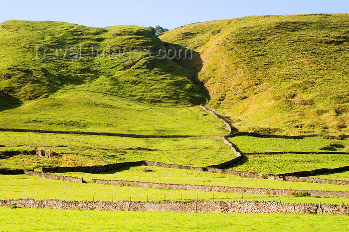 england617: Hope Valley, Peak District, Derbyshire, England: stone walls and grass - near Castleton - photo by I.Middleton - (c) Travel-Images.com - Stock Photography agency - Image Bank