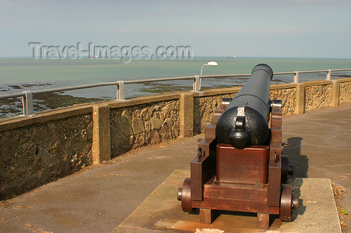 england637: Margate, Kent, South East England: old cannon and Margate Bay - photo by I.Middleton - (c) Travel-Images.com - Stock Photography agency - Image Bank