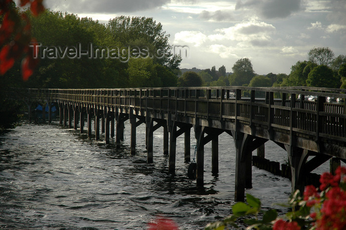 england645: Henley-on-Thames, Oxfordshire, South East England: walkways to the Marsh Lock - photo by T.Marshall - (c) Travel-Images.com - Stock Photography agency - Image Bank