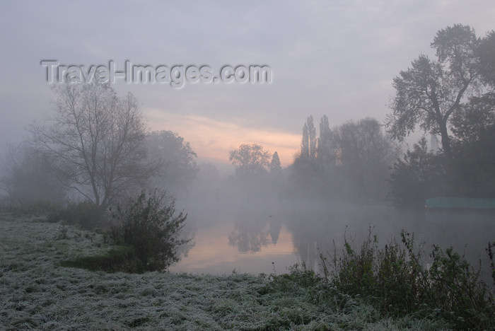 england649: Oxfordshire, South East England: River Thames -  winter morning - mist - photo by T.Marshall - (c) Travel-Images.com - Stock Photography agency - Image Bank