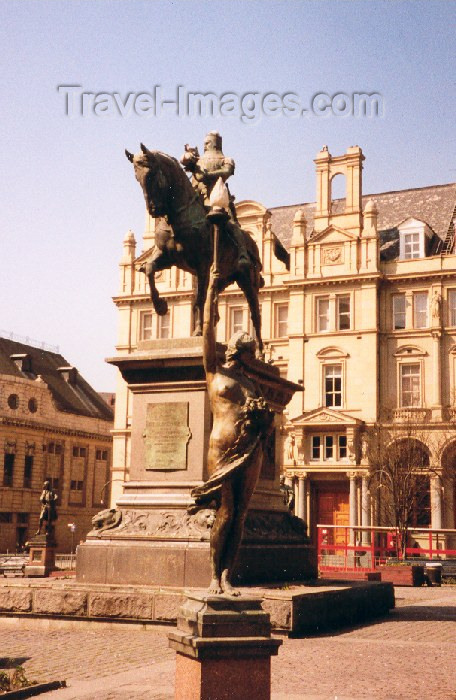 england72: Leeds / LBA, West Yorkshire), England: liberty under a medieval knight - The Black Prince - City Square - photo by M.Torres - (c) Travel-Images.com - Stock Photography agency - Image Bank