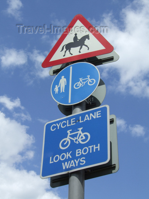 england772: London, England: priority for horses, traffic sign, Epping Forest - photo by A.Bartel - (c) Travel-Images.com - Stock Photography agency - Image Bank