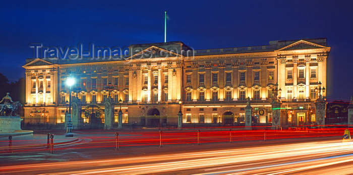 england775: London, England: Buckingham Palace at night - the Queen's official residence - facade by Sir Aston Webb - photo by A.Bartel - (c) Travel-Images.com - Stock Photography agency - Image Bank