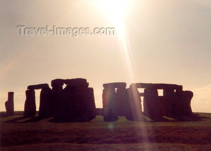 england83: Stonehenge (Wiltshire): a ray of light - silhouette of the stones - Megalithic Culture - photo by M.Torres - (c) Travel-Images.com - Stock Photography agency - Image Bank