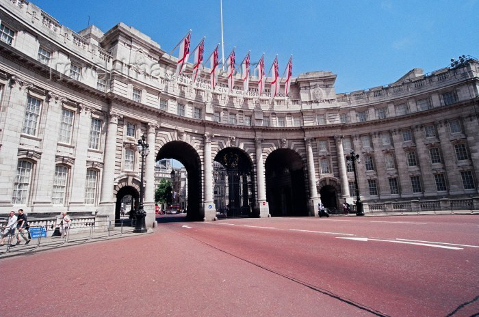 england94: London: Admiralty Arch - the Royal Navy flies its flags - gateway from Trafalgar Square to Buckingham Palace - designed by Sir Aston Webb - photo by Craig Ariav) - (c) Travel-Images.com - Stock Photography agency - Image Bank