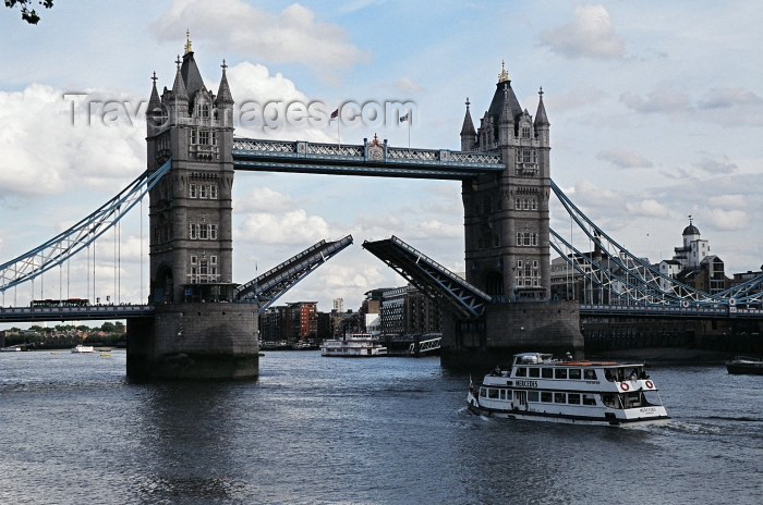 england96: London: Tower Bridge - open - engineeers John Wolfe Barry and George D. Stevenson - photo by Craig Ariav - (c) Travel-Images.com - Stock Photography agency - Image Bank