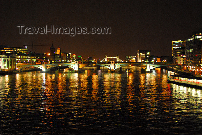 england99: London: Southwark Bridge at night - looking downstream - Thames river - Tamisa - photo by  M.Torres - (c) Travel-Images.com - Stock Photography agency - Image Bank