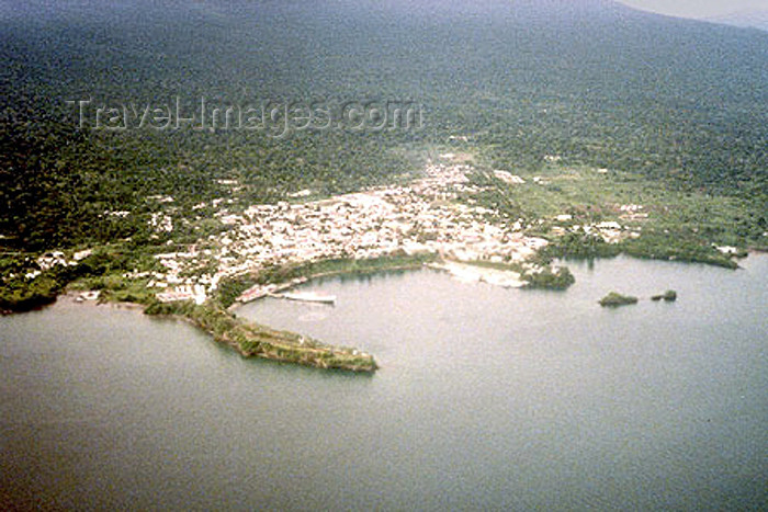 equatorial-guinea2: isla de Bioko / ilha de Fernando Pó, Equatorial Guinea: Malabo from the air - photo by B.Cloutier - (c) Travel-Images.com - Stock Photography agency - Image Bank