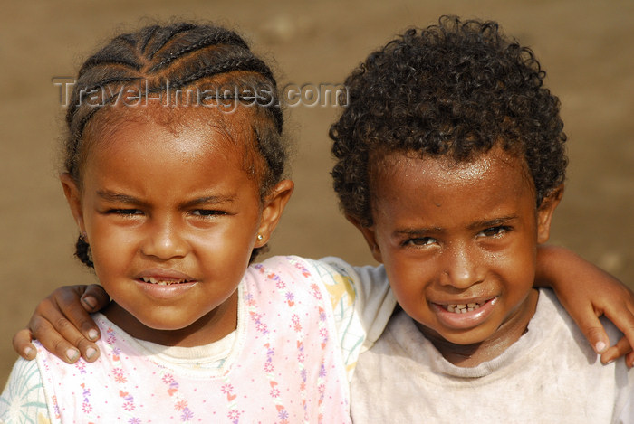 eritrea22: Eritrea - Massawa, Northern Red Sea region: kids - brother and sister - photo by E.Petitalot - (c) Travel-Images.com - Stock Photography agency - Image Bank