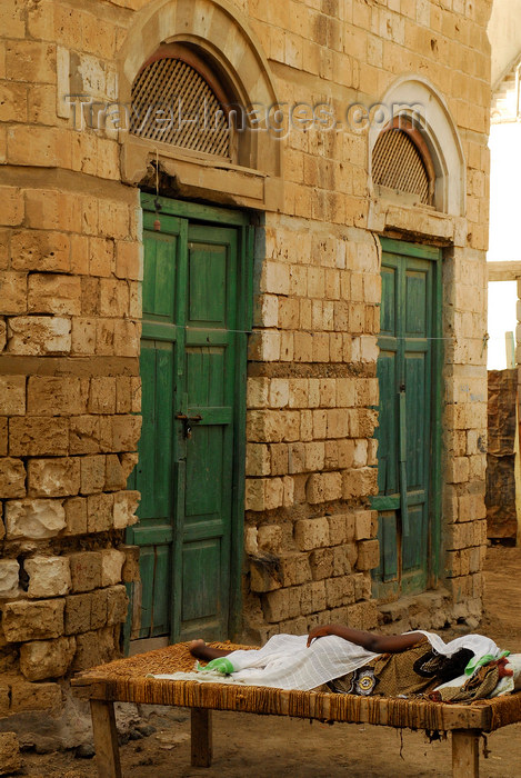 eritrea29: Eritrea - Massawa, Northern Red Sea region: a woman sleeping al fresco - old quarter - photo by E.Petitalot - (c) Travel-Images.com - Stock Photography agency - Image Bank