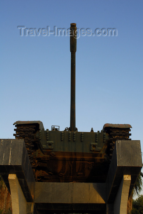 eritrea32: Eritrea - Massawa, Northern Red Sea region: tank in a war monument - photo by E.Petitalot - (c) Travel-Images.com - Stock Photography agency - Image Bank