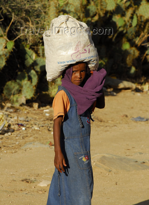 eritrea36: Eritrea - Keren, Anseba region: girl carrying a large bag on her head - photo by E.Petitalot - (c) Travel-Images.com - Stock Photography agency - Image Bank