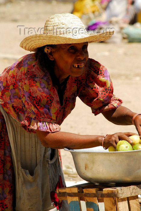 eritrea47: Eritrea - Keren, Anseba region: an old woman selling fruit at the market - photo by E.Petitalot - (c) Travel-Images.com - Stock Photography agency - Image Bank