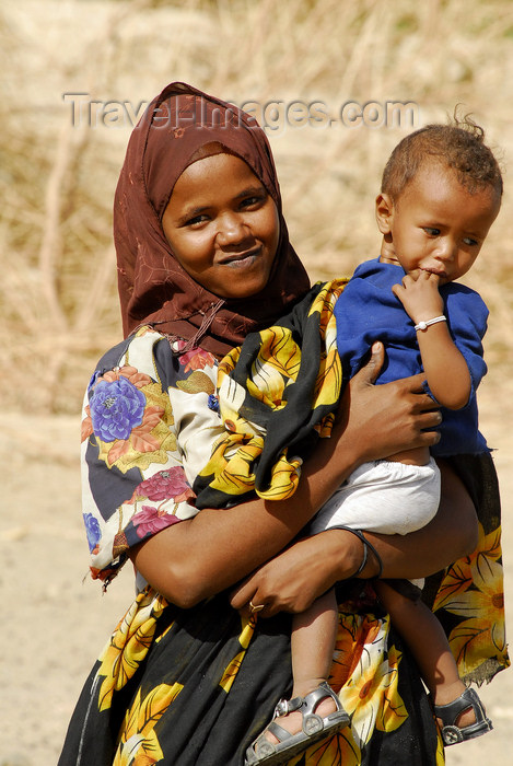 eritrea53: Eritrea - Hagaz, Anseba region - a mother with a toddler - photo by E.Petitalot - (c) Travel-Images.com - Stock Photography agency - Image Bank