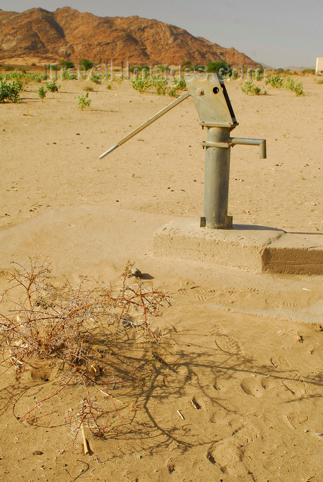 eritrea61: Eritrea - Hagaz, Anseba region - water pump in the desert  - photo by E.Petitalot - (c) Travel-Images.com - Stock Photography agency - Image Bank