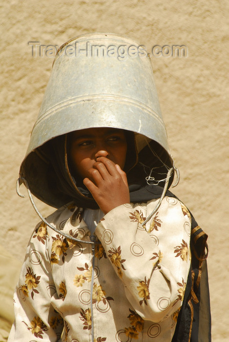 eritrea71: Eritrea - Senafe, Southern region: girl with a bucket on her head for sun protection - photo by E.Petitalot - (c) Travel-Images.com - Stock Photography agency - Image Bank