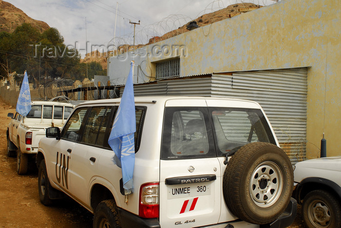 eritrea73: Eritrea - Senafe, Southern region: United Nation cars - UNMEE convoy - photo by E.Petitalot - (c) Travel-Images.com - Stock Photography agency - Image Bank